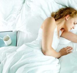 kobieta śpiąca w łóżku